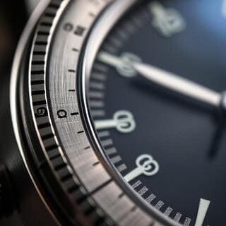 Bezel calibration close‑up